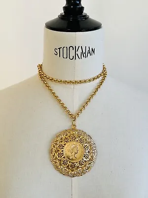 Vintage 1980s Gold Plated Pendant Queen Elizabeth Statement Necklace Rolo Chain • £39