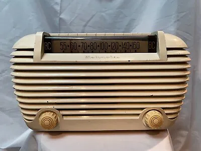 Motorola Bakelite AM Radio Model 67X. Hums Sold  AS-IS . • $40