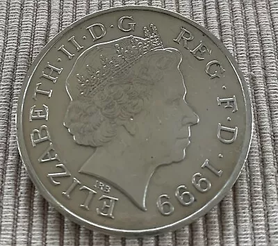 1999 Elizabeth II Five Pounds Coin Millennium • £3.20