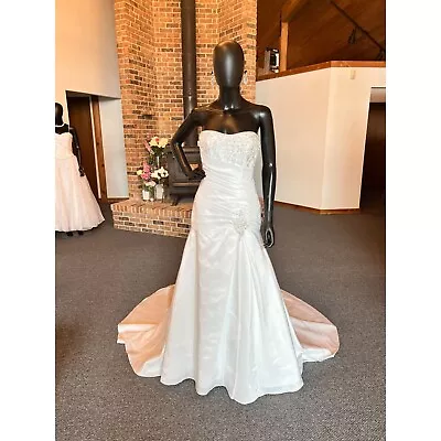 Bonny Fitted Waist Crystal Detail Wedding Gown • $550