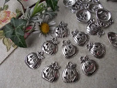 18 X Pumpkin Halloween Silver Tibetan Metal Charms Pendant Jewellery Making • £3.10