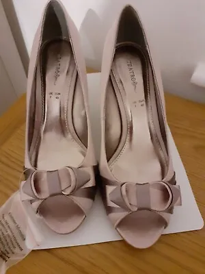 £10 • Buy New Teatro Taupe Satin Wedge Heeled Shoes With Bows Size 7