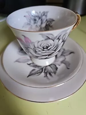 Vintage Japanese Saji Fine China Floral Tennis Set Tea Cup & Saucer X 4 • $30