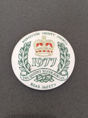 £4.49 • Buy 1977 Vintage Queen Elizabeth II Silver Jubilee Royal Family Badge *free Postage*