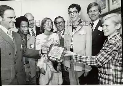 1977 Press Photo Chicago Sun-Times Publisher Gives Carriers Scholarships • $19.88