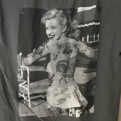 WeLoveFine Marilyn Monroe Red Carpet Noir Graphic Print Men's Medium T-Shirt • $22.99