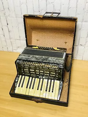 25 Key 32 Button Vintage Piano Accordion - W Case READ DESCRIPTION • $329.99