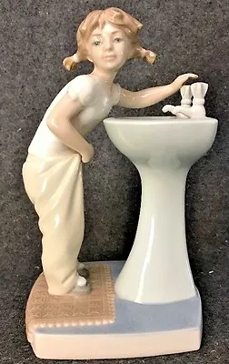 Lladro Clean Up Time Figurine #4838 Retired Girl At Sink 1973 • $89.99