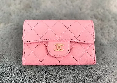 $950 • Buy Chanel 22C Classic Flap Card Holder In Rose Grained Calfskin With Gold Hardware