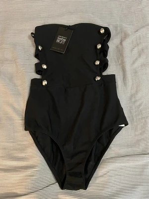 £4 • Buy Boohoo Black Bandeau Body Going Out Top With Gold Buttons And Cut Out Sides