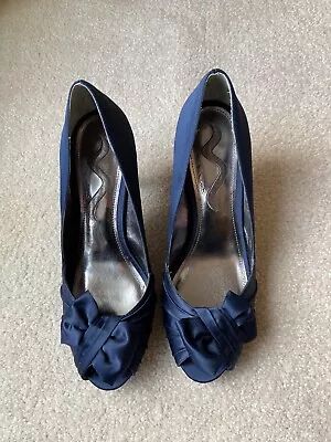 Nina Futura Pleated Satin Peeptoe Navy Blue Heels W/Bow Detail Size 9 Wide NIB • $30