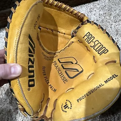 New Mizuno MZ-C40 Professional Model Baseball Catchers Mitt Right Hand Throw • $79