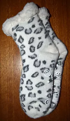 MUK LUKS Ivory & Gray Leopard Cabin Socks Slippers Womens M-L  **NWOT** • $6.99