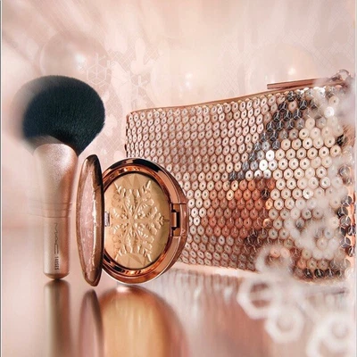 £39.99 • Buy MAC Snow Ball Holiday Bag Extra Dimension Skin Finish Whisper Of Gilt Fan Brush