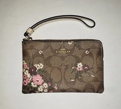 6860 Nwt Coach Signature Evergreen Floral Corner Zip Wristlet • $27.99