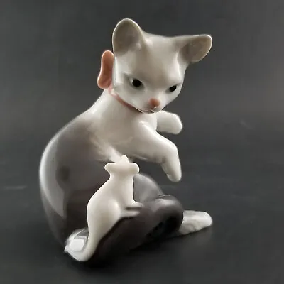 Lladro Cat With Mouse Figurine Porcelain Gray  #5236 Spain Ribbon Bow 3.25 T • $58