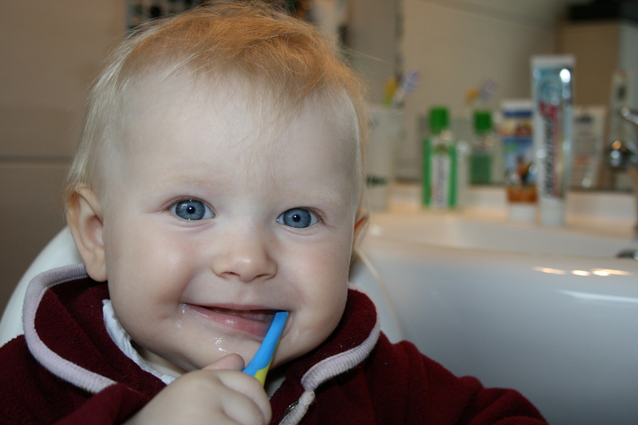 Best ways to treat your teething baby - Natural or Synthetic?